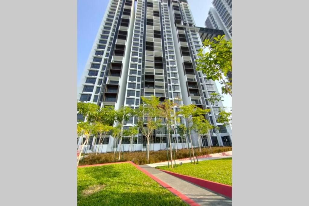 Astetica Pool & Lake View High Floor 100Mbps Wifi Netflix Seri Kembangan Eksteriør billede